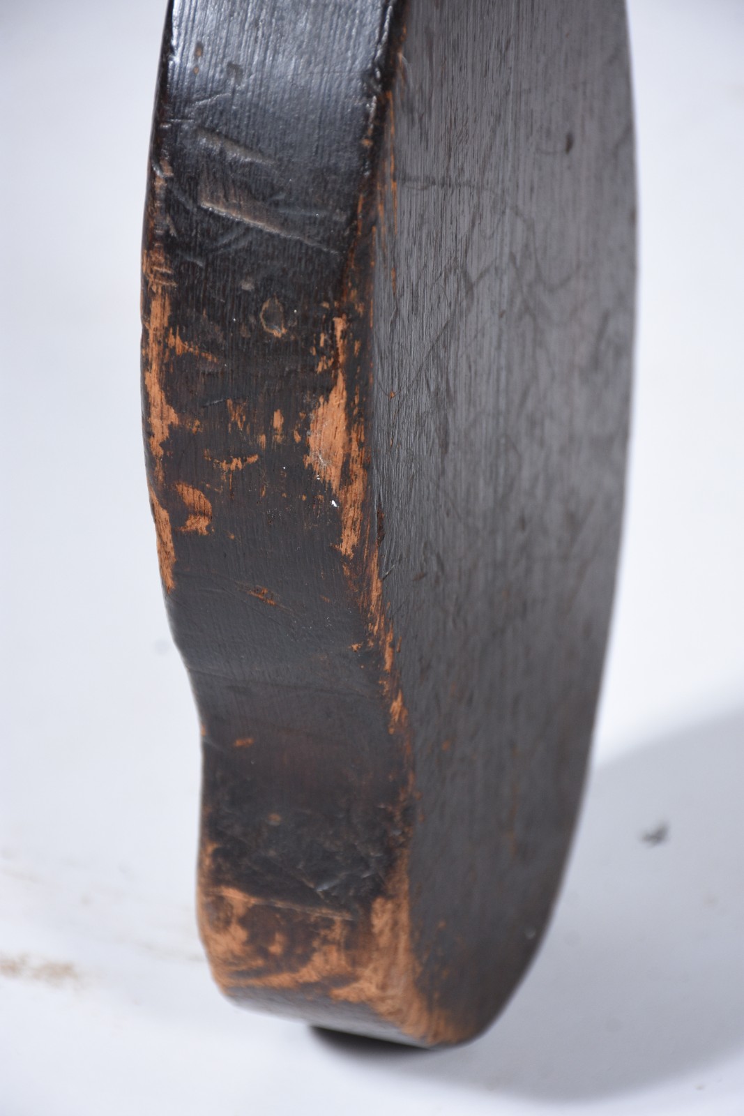 Mesa de madeira nobre, 2 gavetas com puxadores de metal (oxidado)... - foto 9 de 11
