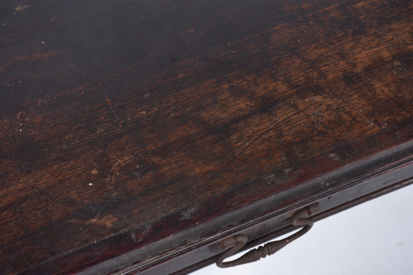 Mesa de madeira nobre, 2 gavetas com puxadores de metal (oxidado)... - foto 11 de 11