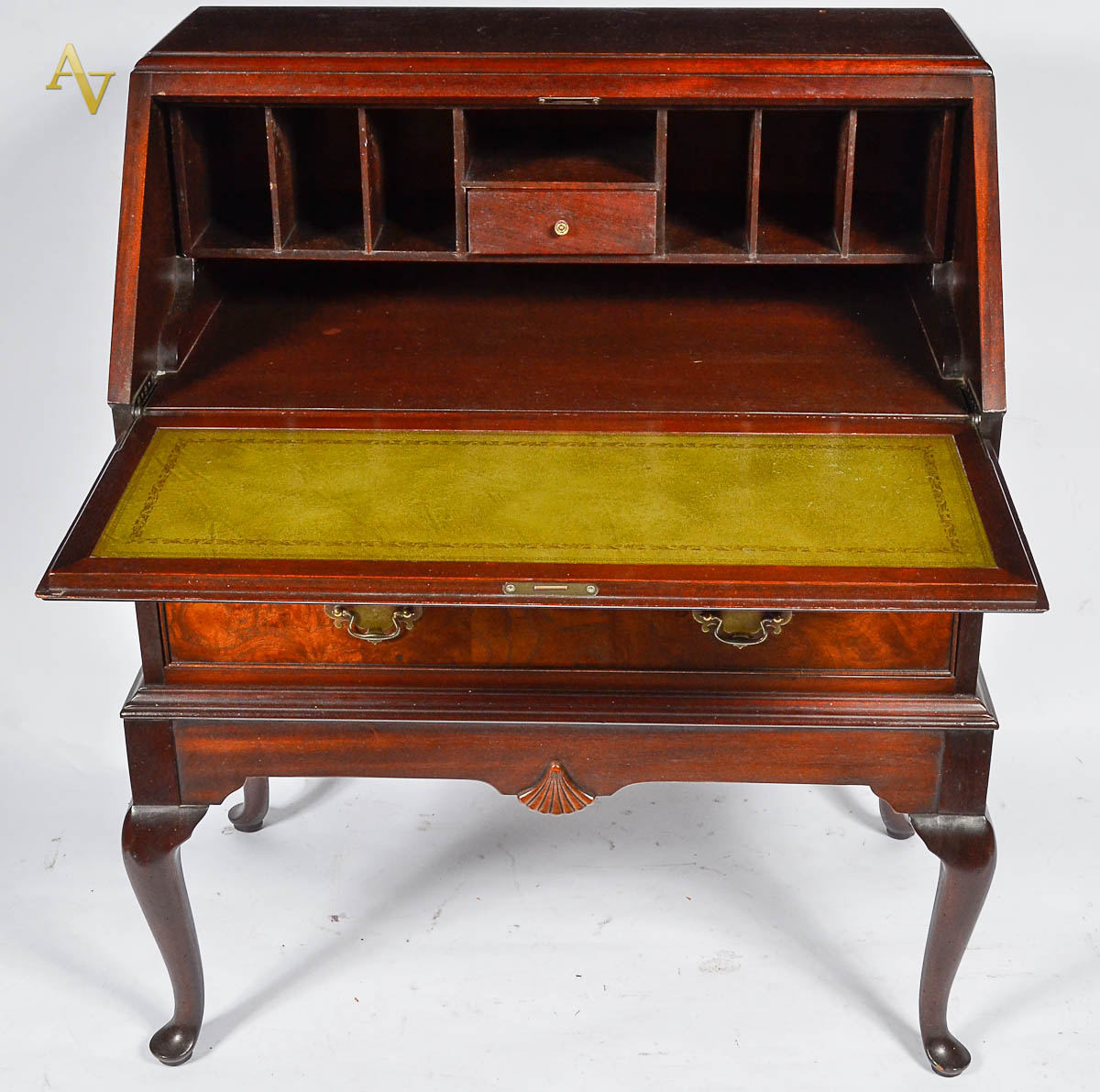 Escrivaninha de madeira nobre, estilo Chipendale, 3 gavetas externas... - foto 2 de 2