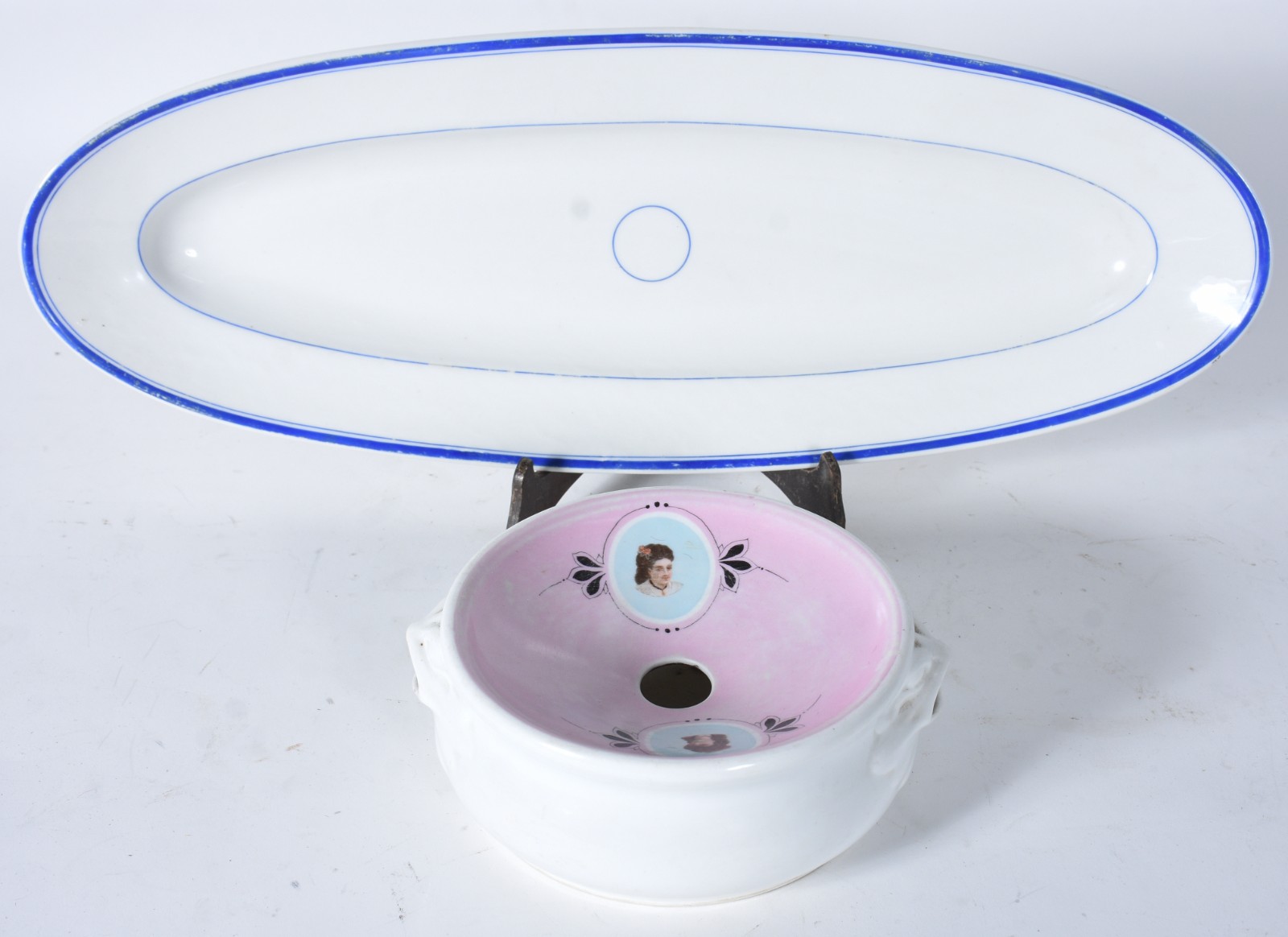 Duas peças de porcelana, sendo travessa para peixe e cuspideira. - foto 1 de 9
