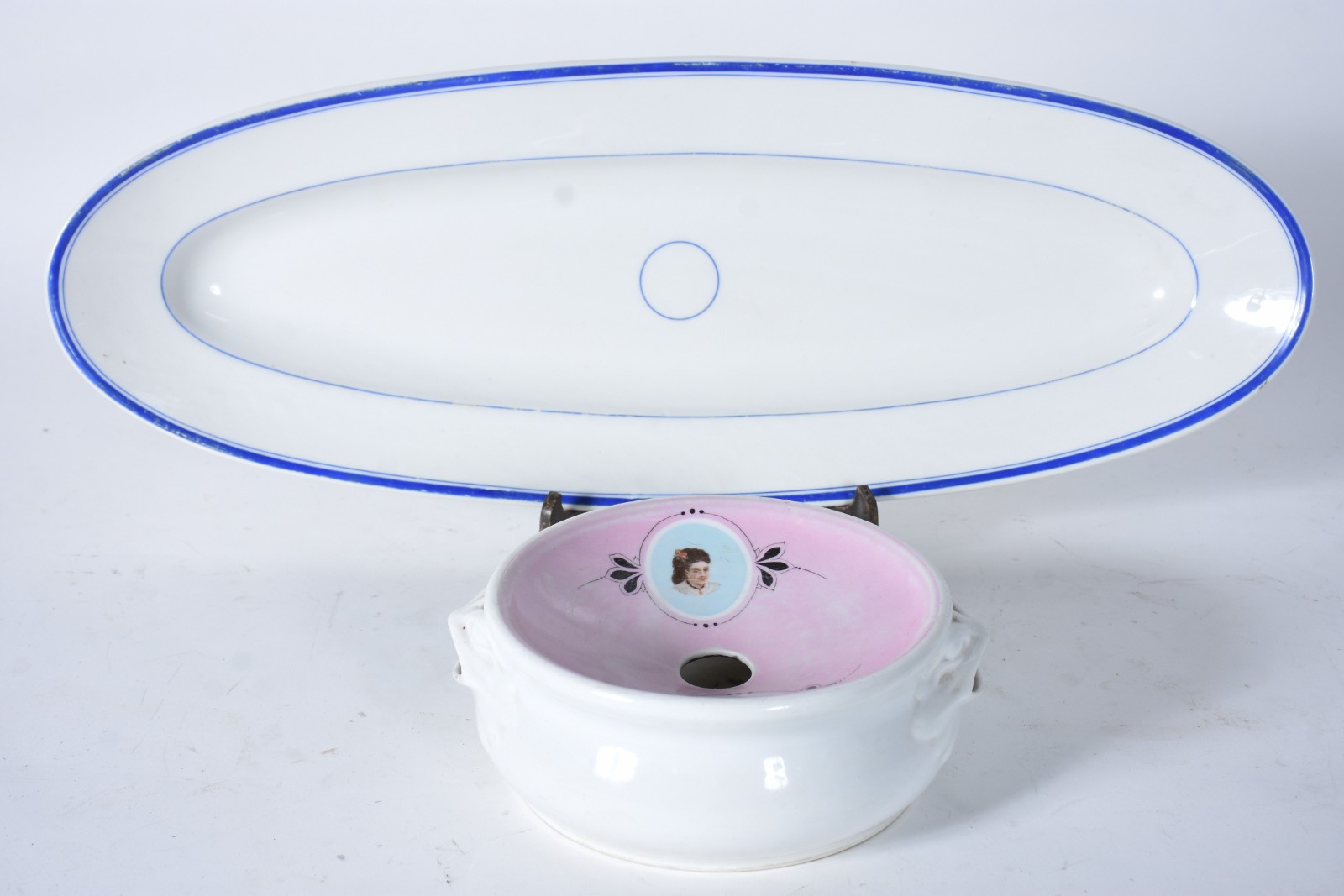 Duas peças de porcelana, sendo travessa para peixe e cuspideira. - foto 2 de 9
