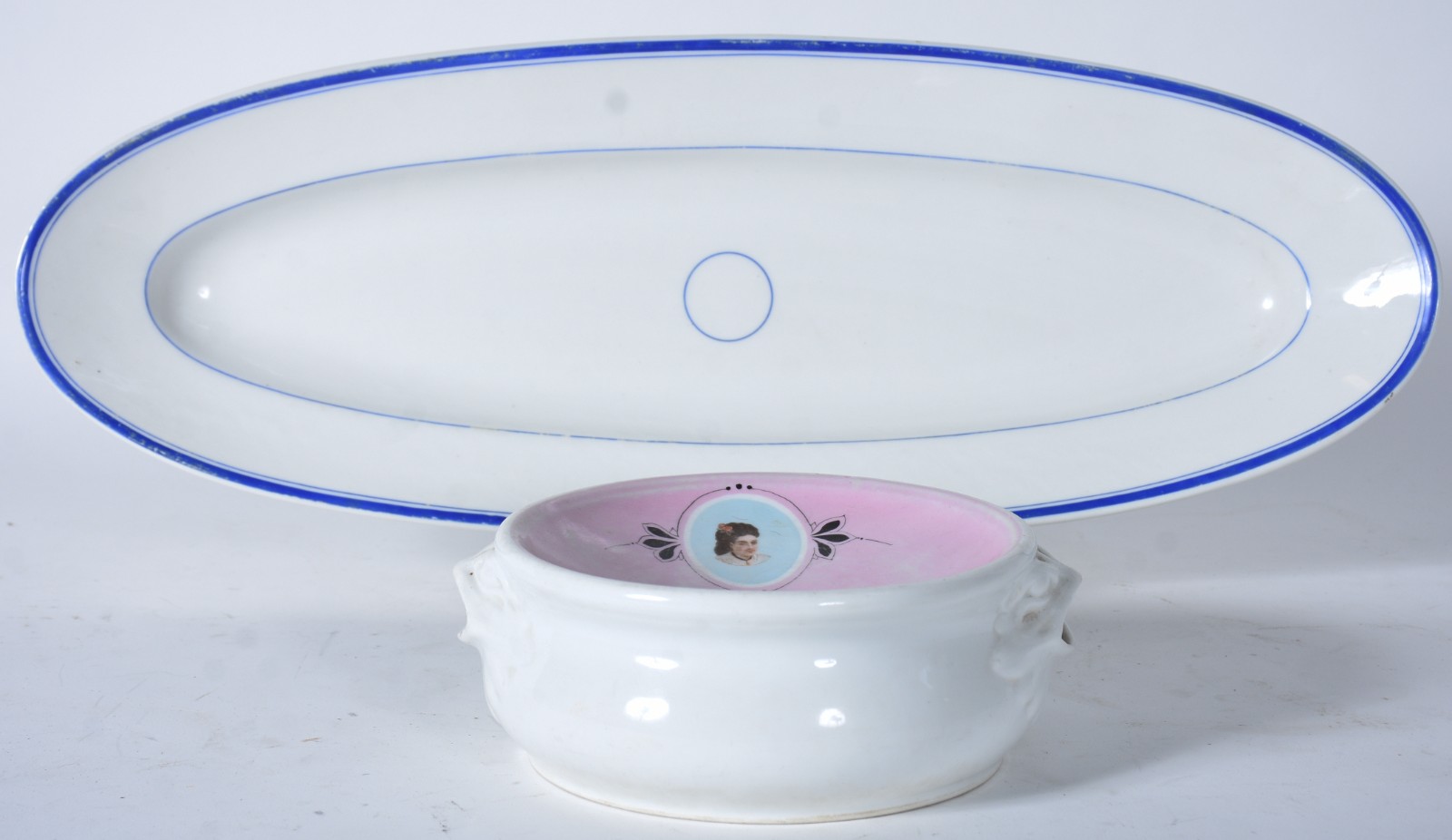 Duas peças de porcelana, sendo travessa para peixe e cuspideira. - foto 3 de 9