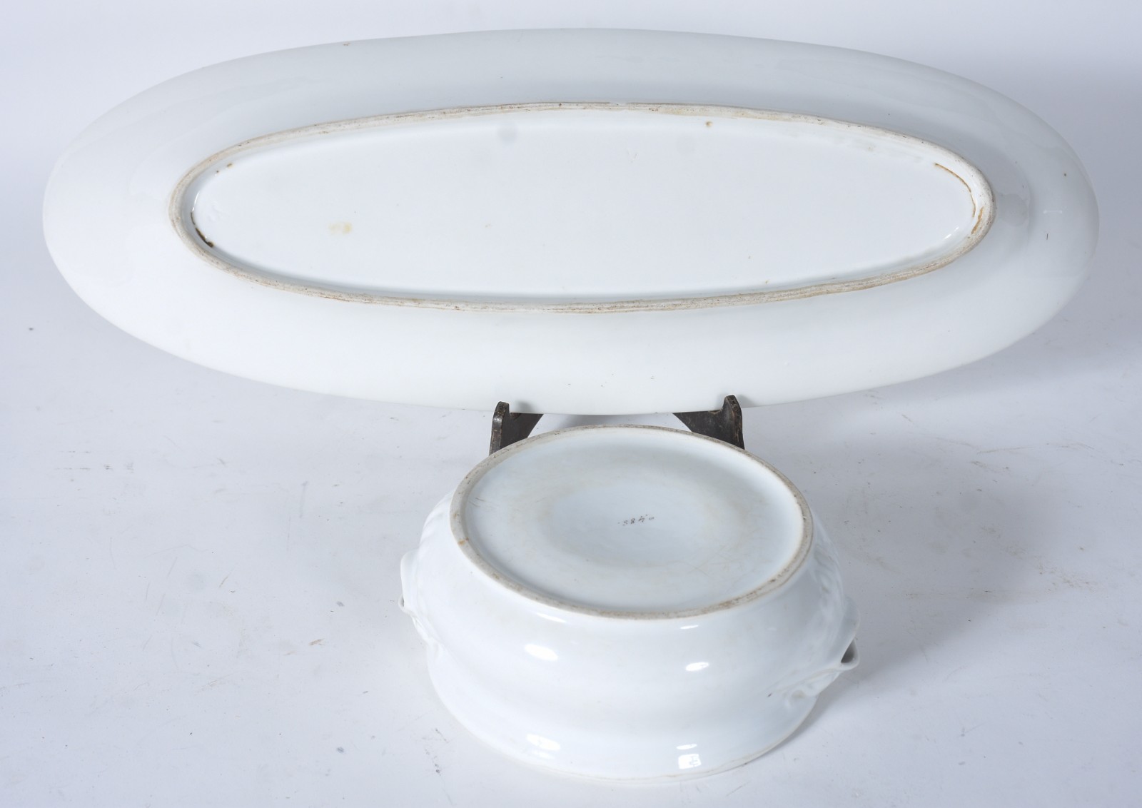 Duas peças de porcelana, sendo travessa para peixe e cuspideira. - foto 4 de 9