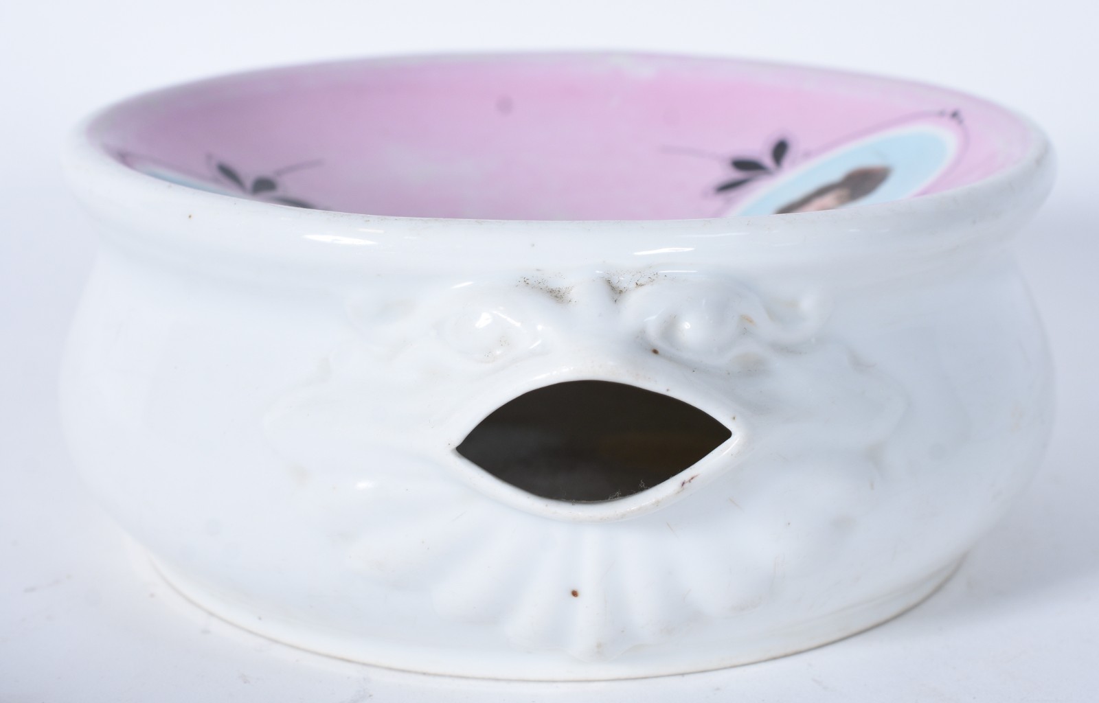 Duas peças de porcelana, sendo travessa para peixe e cuspideira. - foto 5 de 9