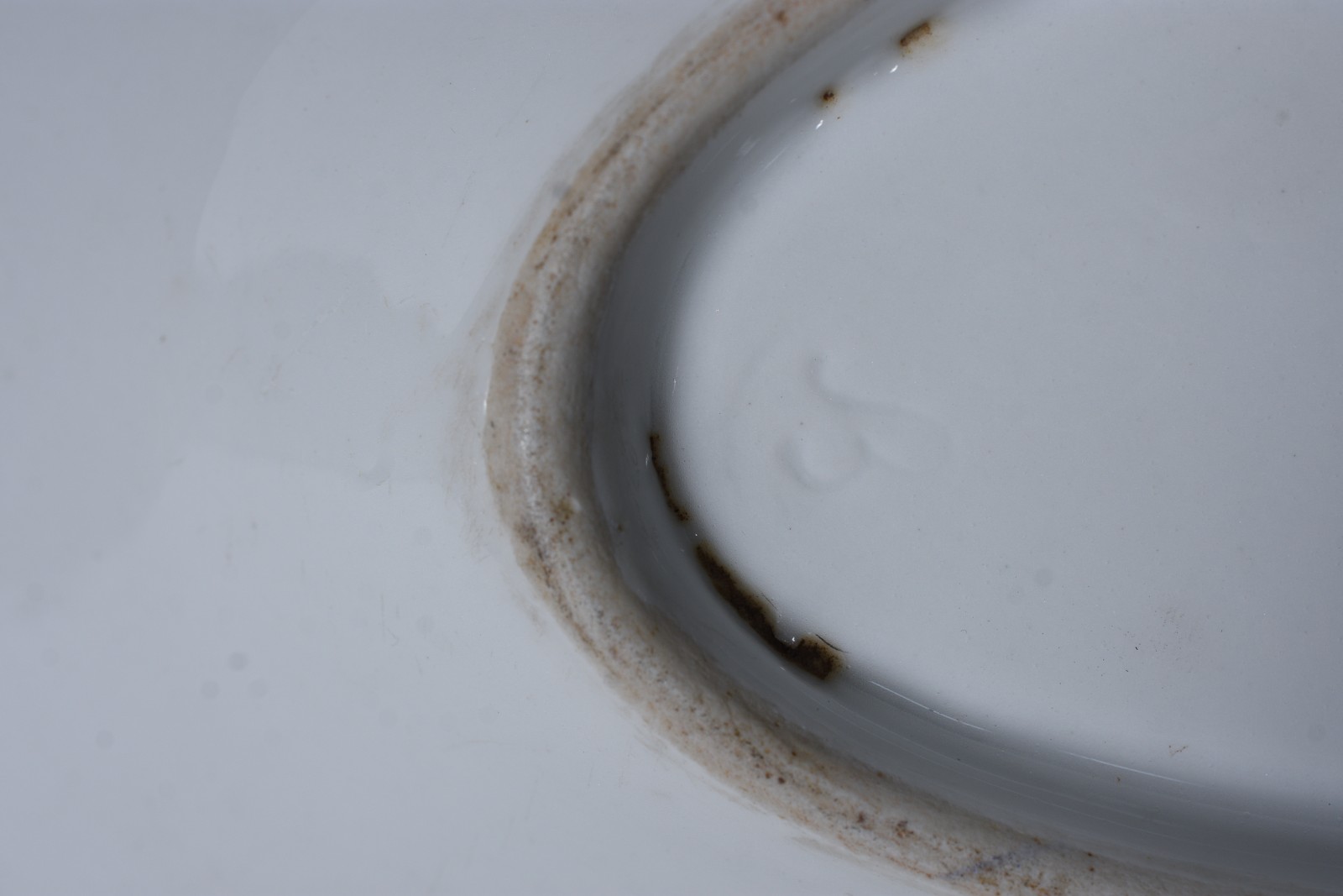 Duas peças de porcelana, sendo travessa para peixe e cuspideira. - foto 7 de 9