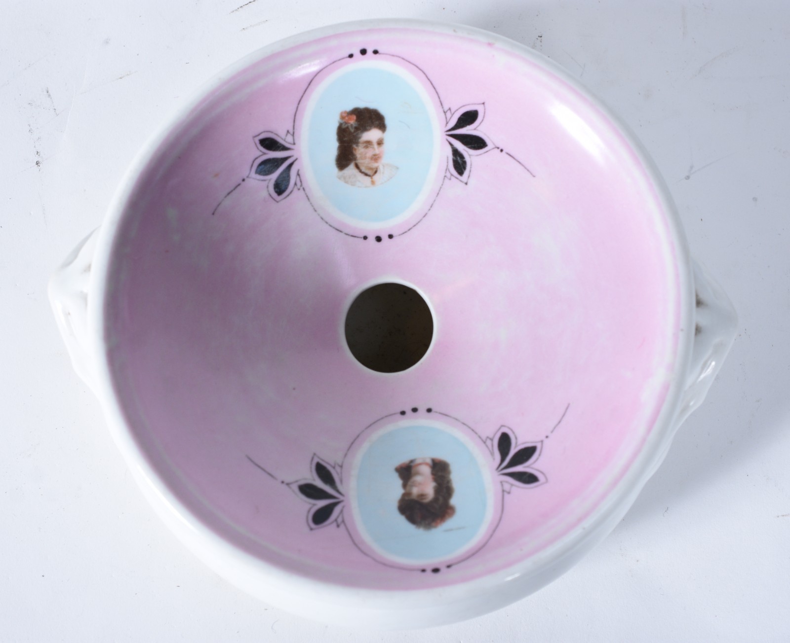 Duas peças de porcelana, sendo travessa para peixe e cuspideira. - foto 9 de 9