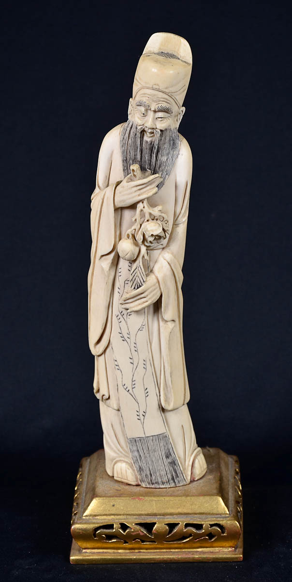 Estatueta de marfim repres. ancião com frutas na mão. Assinada. Base...