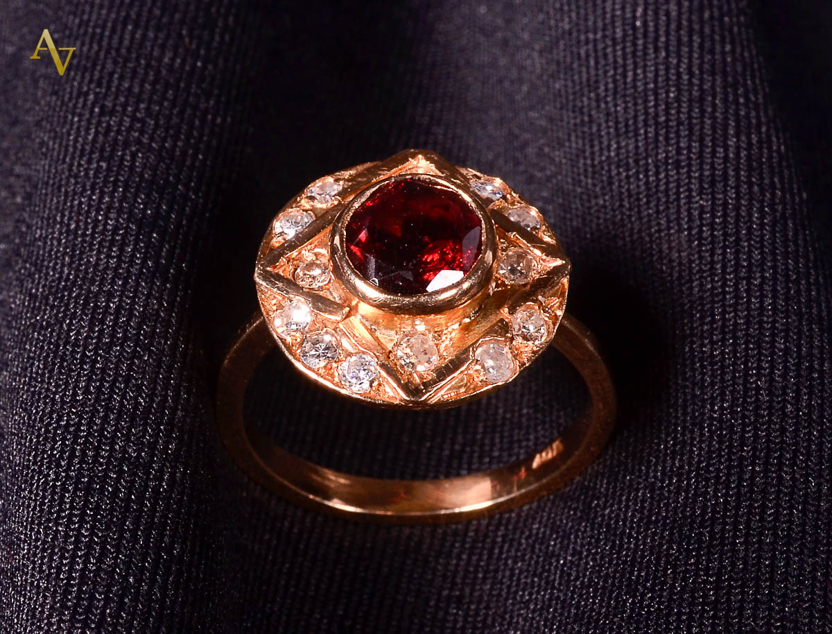Anel de ouro 18 k com brilhante e 1 rubi. Peso. 4,1gr.