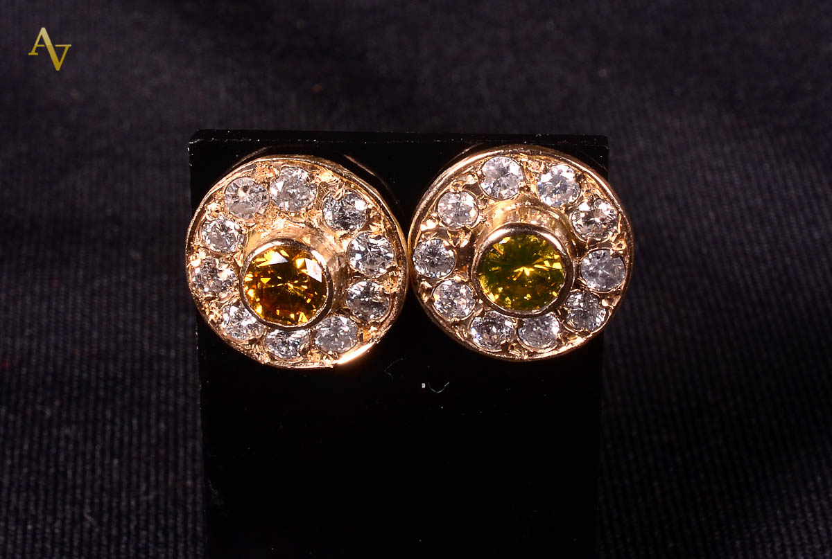 Par de brincos de ouro 18 k com 2 brilhantes centrais amarelo e 20...