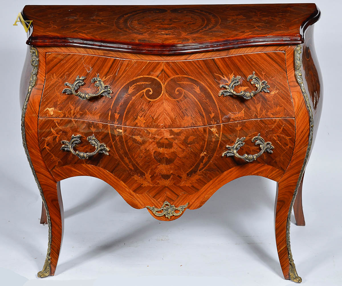 Comoda estilo frances de madeira marchetada, 2 gavetas, aplicações de...