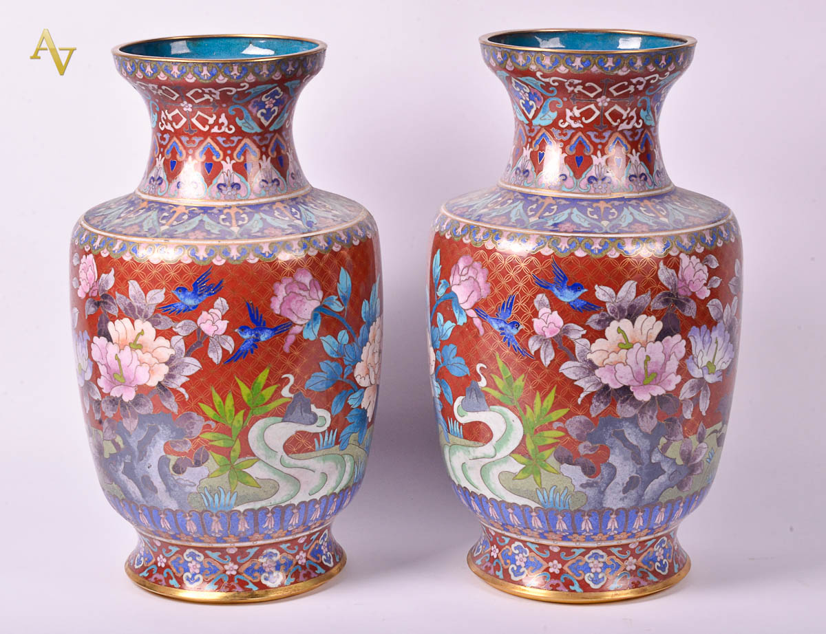 Par de vasos de cloisone decoração floral em policromia. Alt. 40 cm.