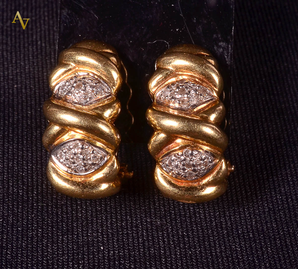 Par de brincos de ouro amarelo e brilhantes. Peso: 9.0 gr.