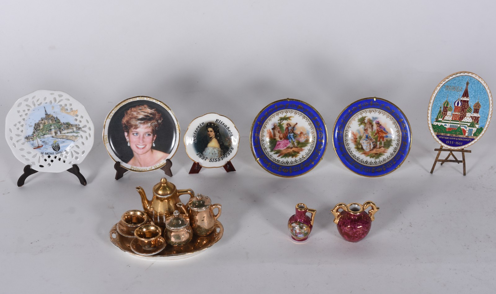 Diversas miniaturas de porcelana, sendo 5 pratinhos de porcelana, um... - foto 1 de 9
