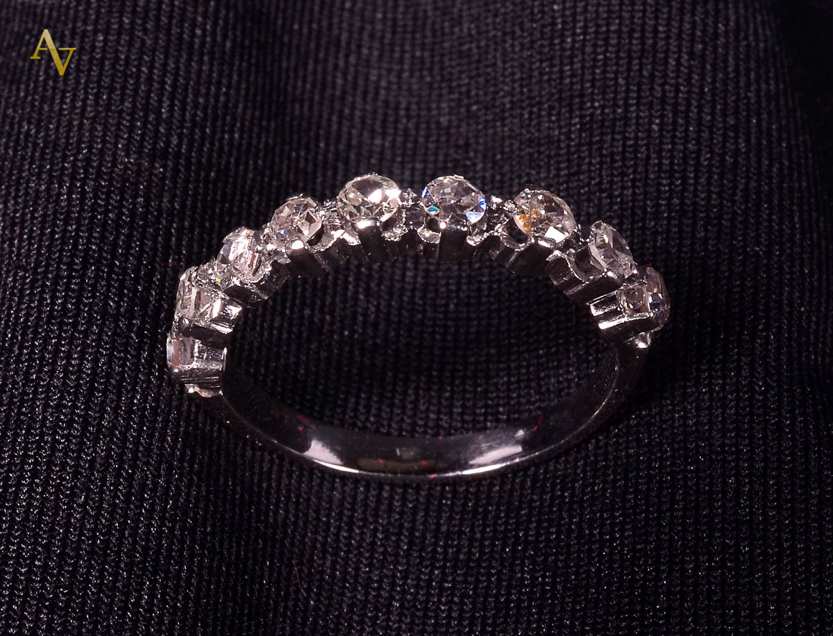 Meia aliança platinada com brilhantes. Peso total: 3,7 gr.