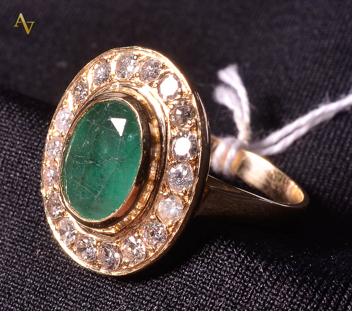 Anel de ouro 18 k e esmeralda de 2 carats, guarnecida com...