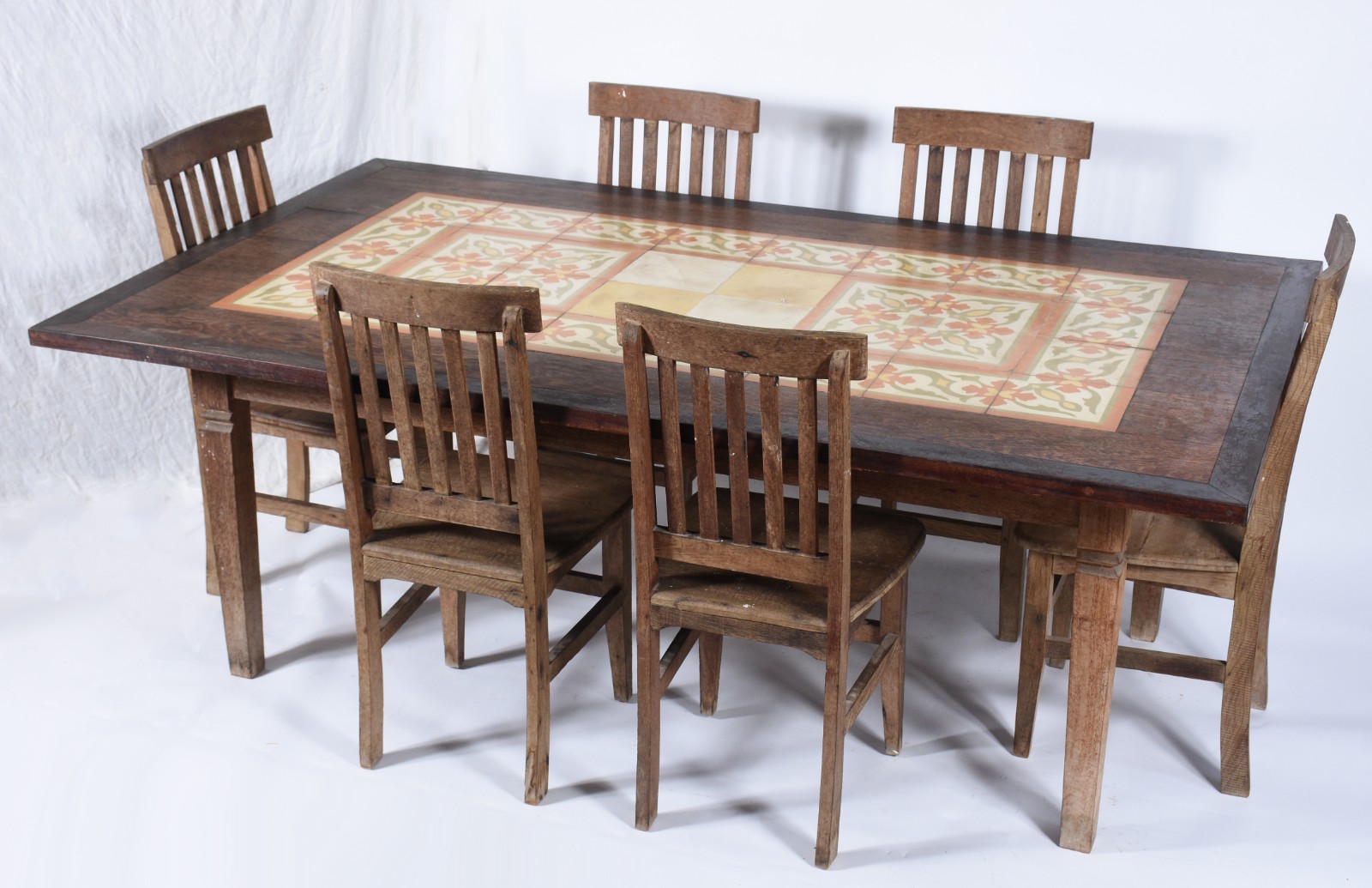Mesa de jantar de madeira nobre, detalhe do tampo com azulejos... - foto 1 de 7
