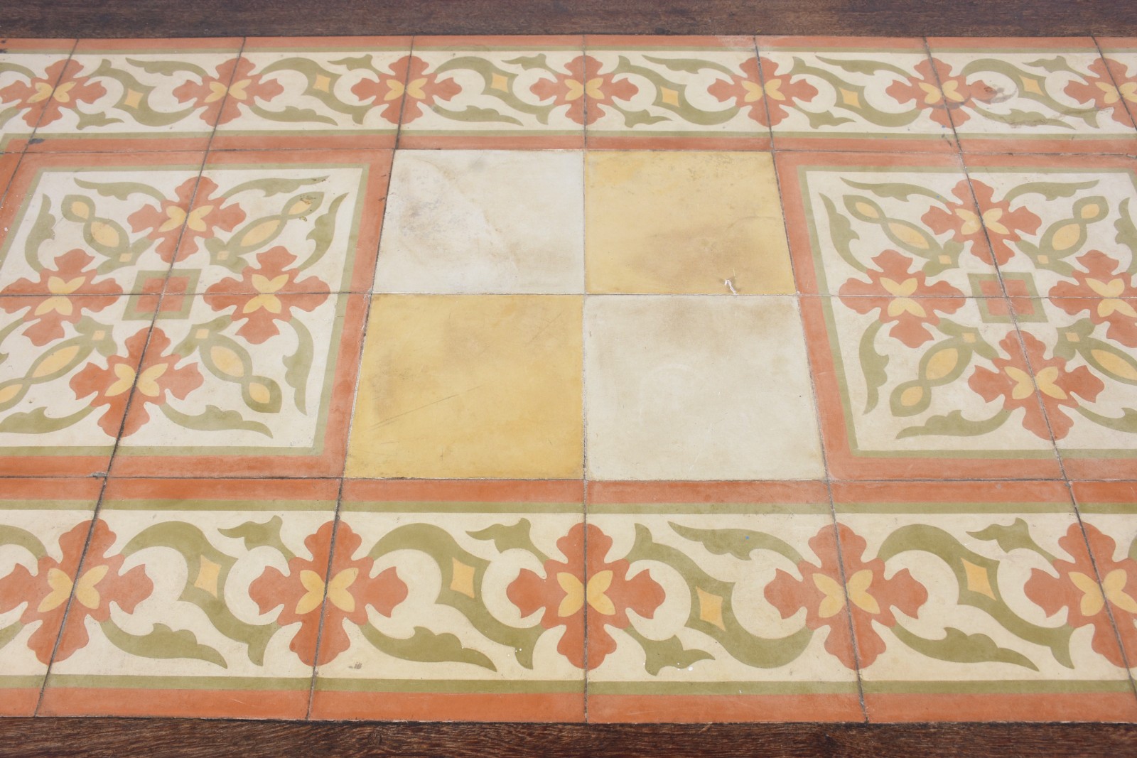 Mesa de jantar de madeira nobre, detalhe do tampo com azulejos... - foto 4 de 7