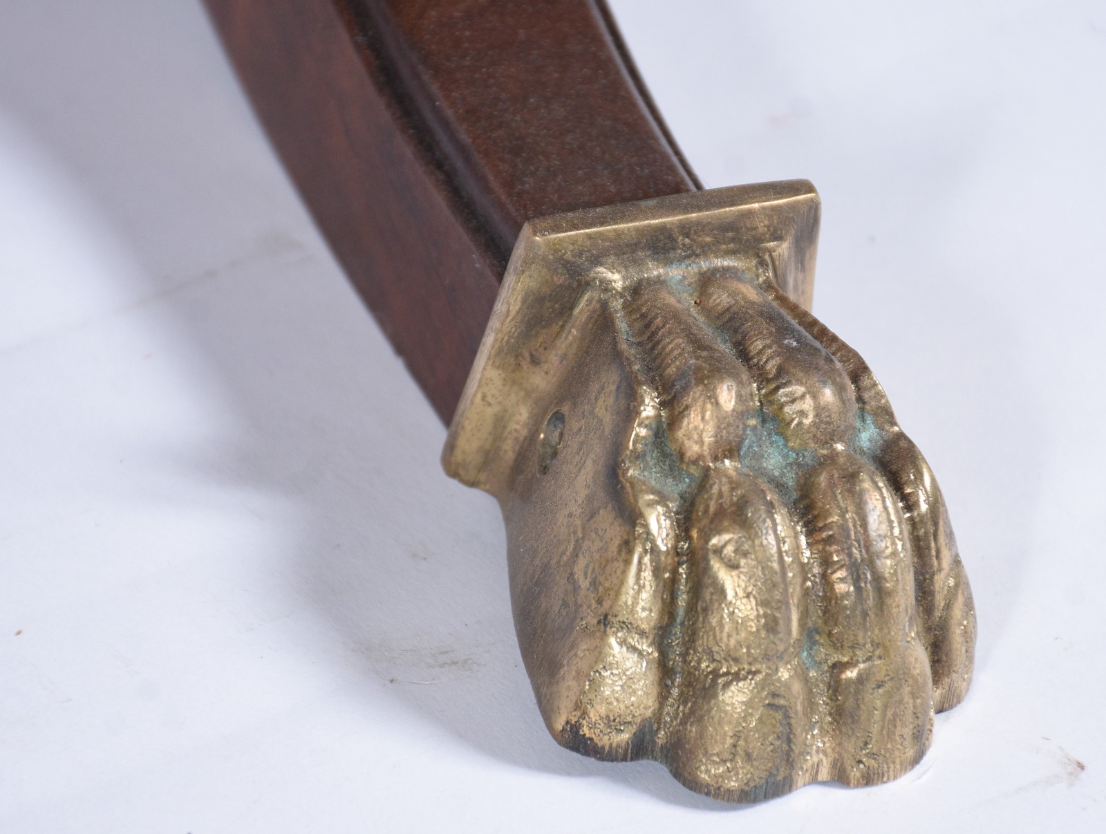 Mesa auxiliar de madeira nobre com abas laterais, duas gavetas com... - foto 5 de 6