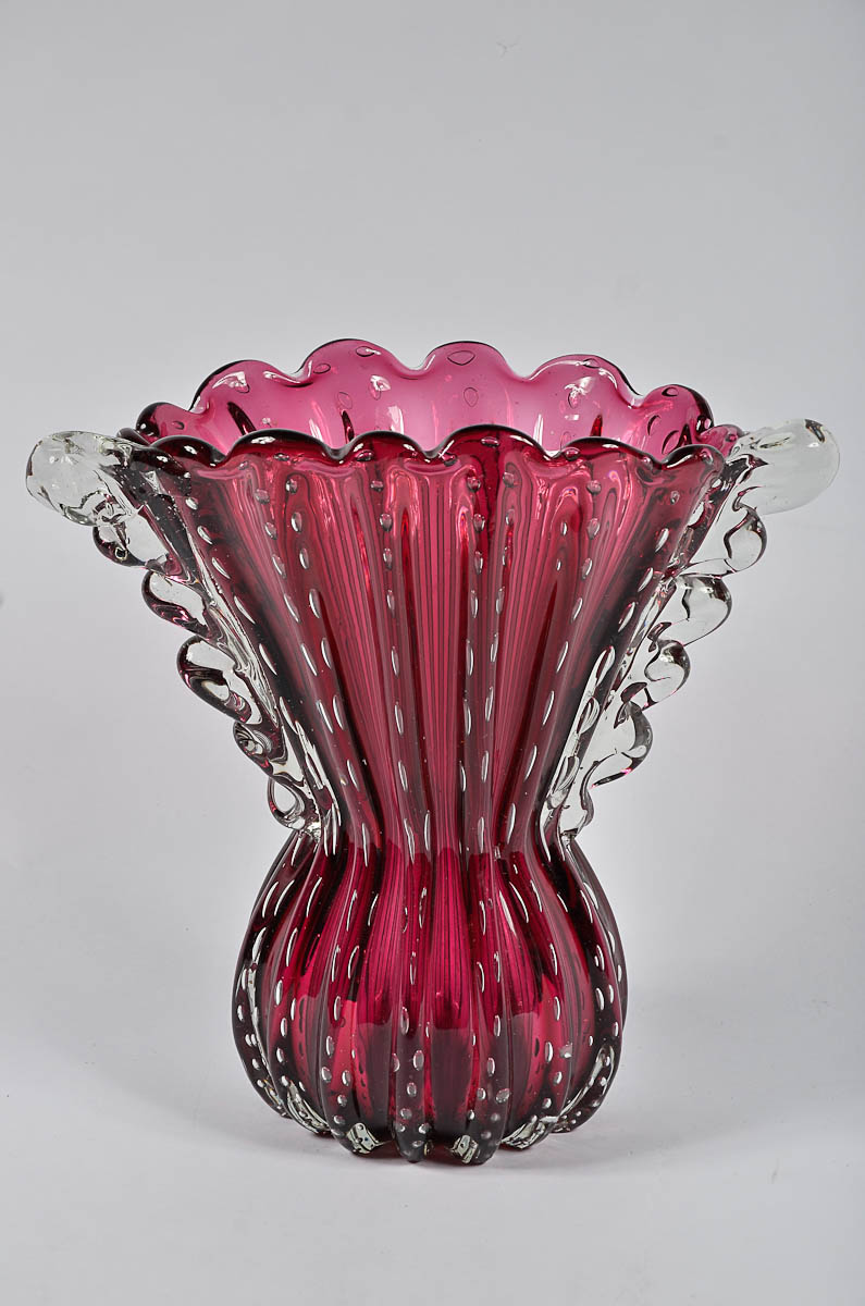 Vaso de murano italiano na cor rubi com bolhas internas. Alt. 30 cm.