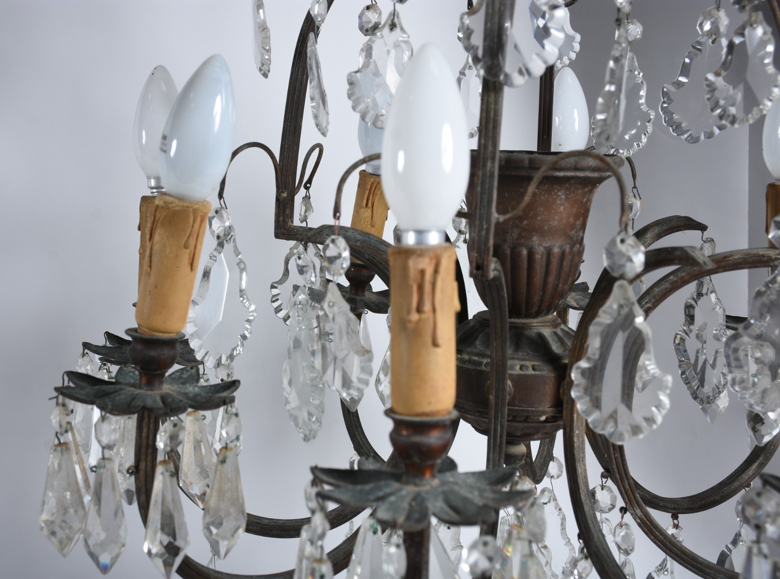 Lustre de metal para 8 luzes com placas de cristal lapidado. - foto 3 de 5
