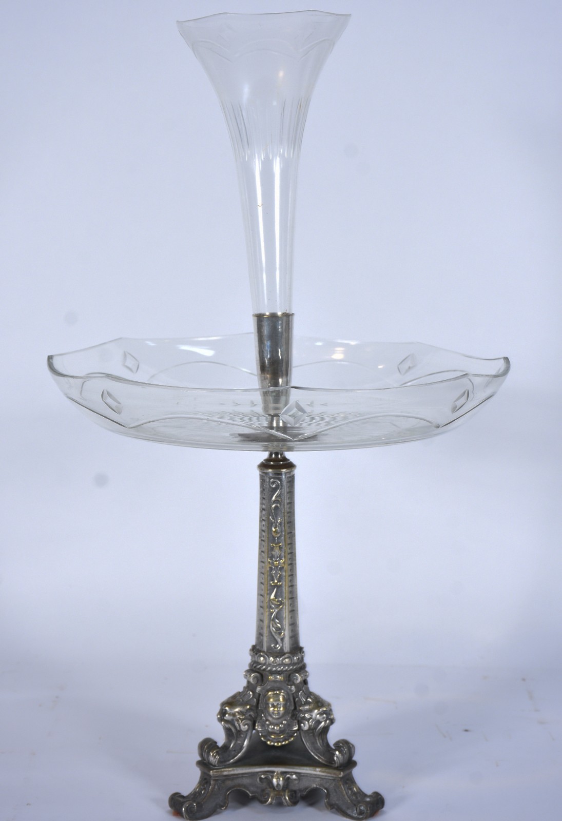 Fruteira com base de metal trabalhado, prato e tulipa de cristal... - foto 1 de 7