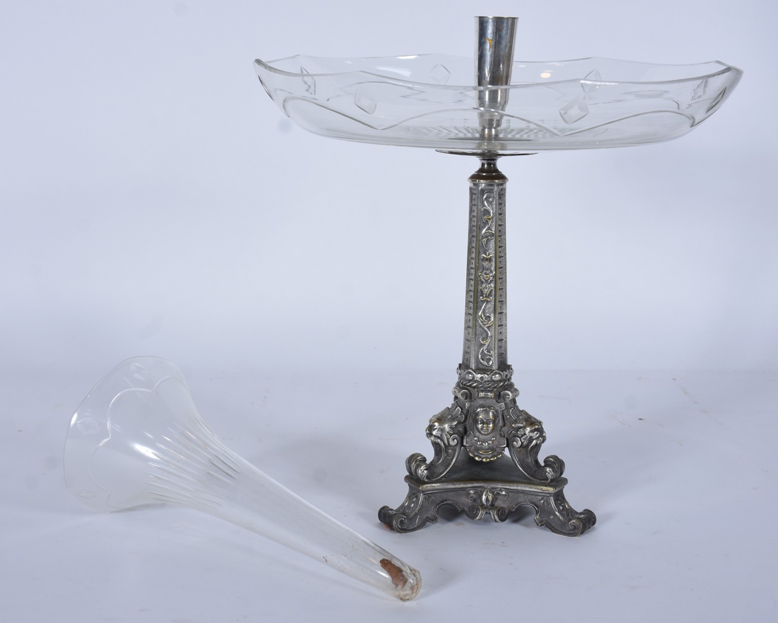 Fruteira com base de metal trabalhado, prato e tulipa de cristal... - foto 2 de 7