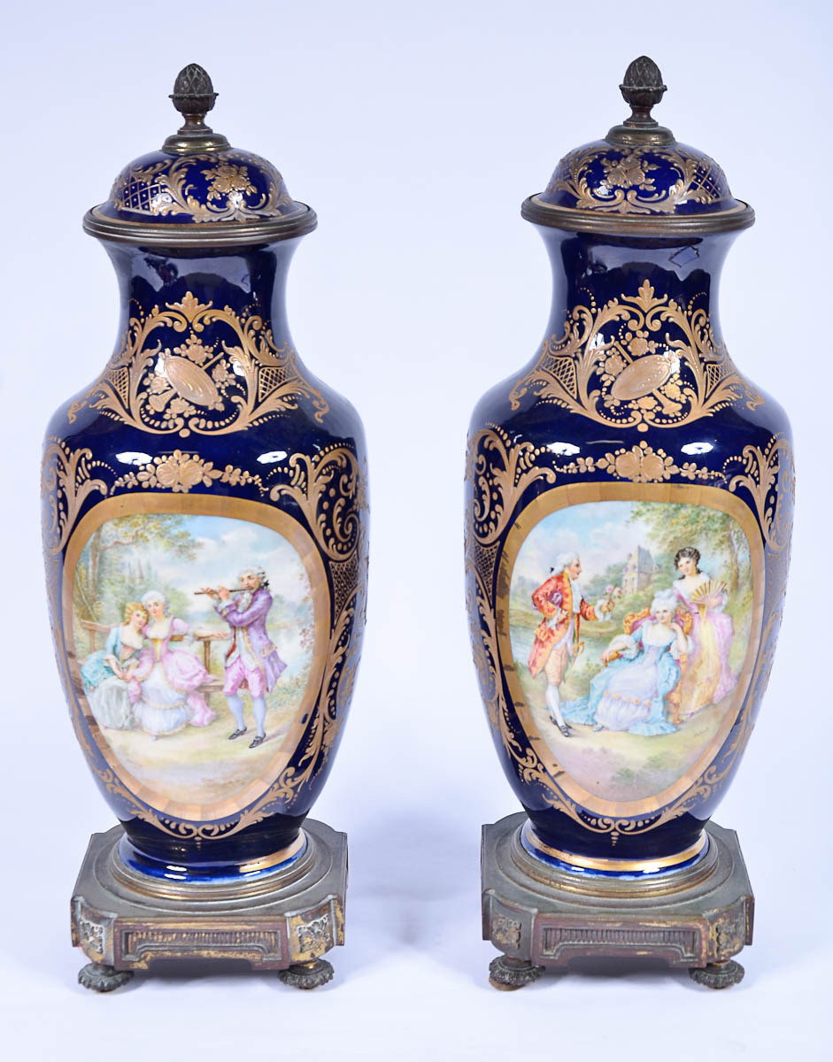 Par de vasos de porcelana francesa de SÈVRES do séc. XIX, na cor azul...