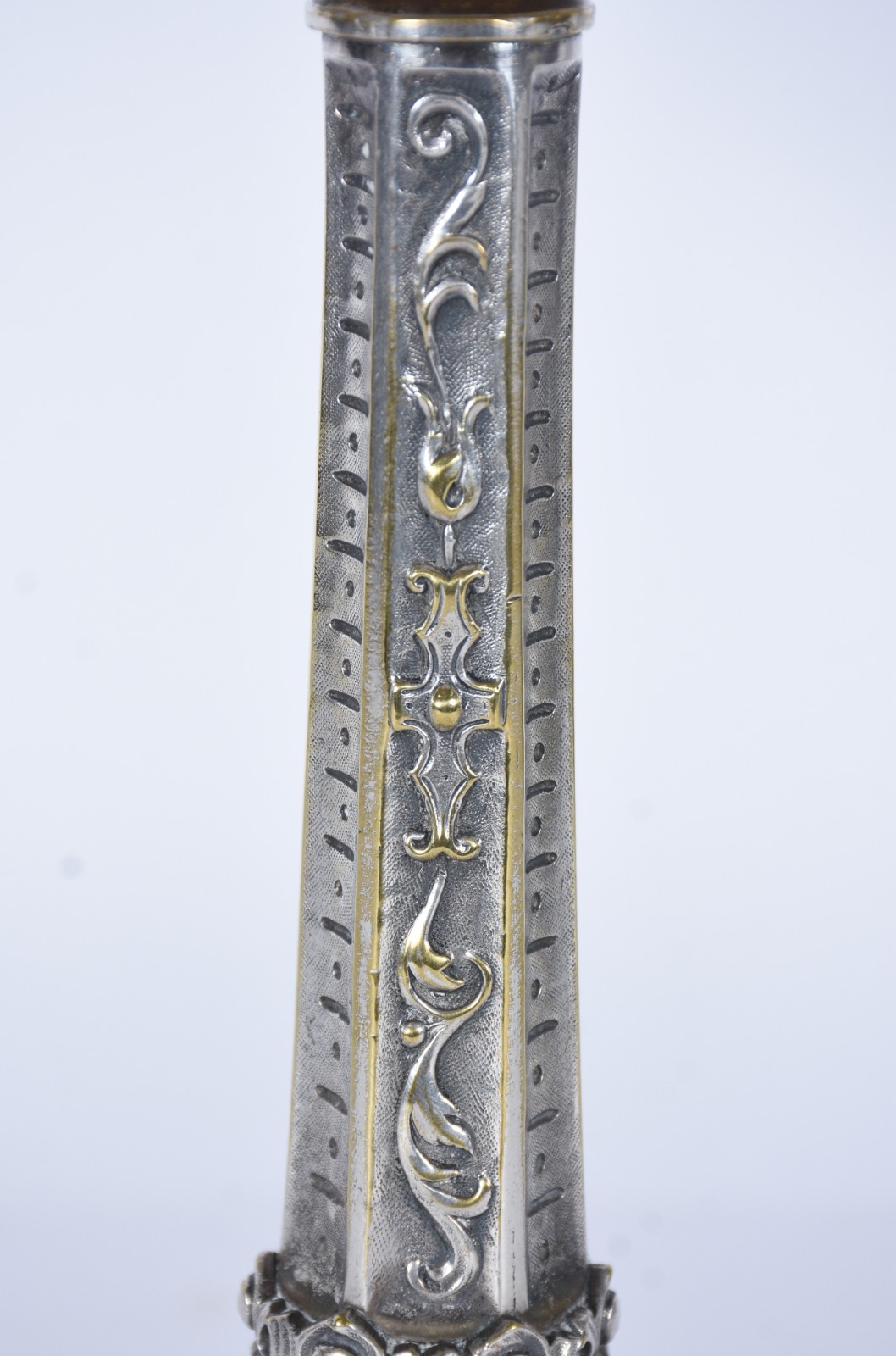 Fruteira com base de metal trabalhado, prato e tulipa de cristal... - foto 7 de 7