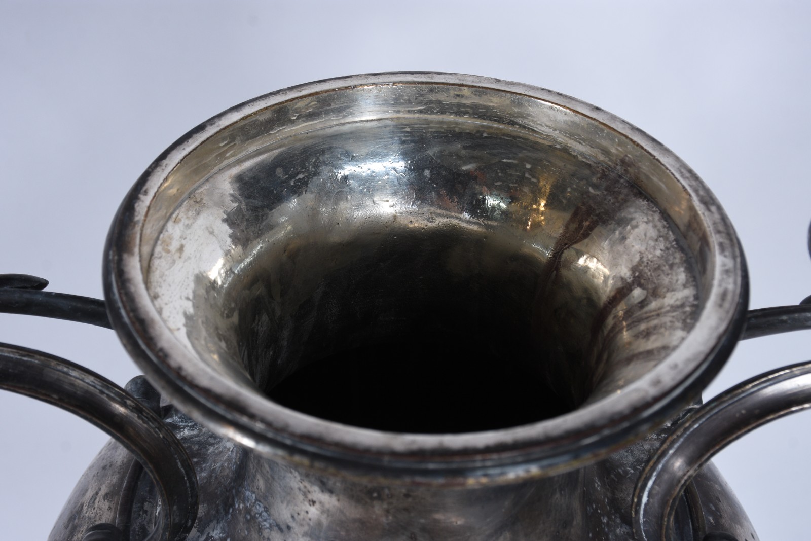 Grande refresqueira de metal prateado. Com desgastes, base irregular. - foto 4 de 9