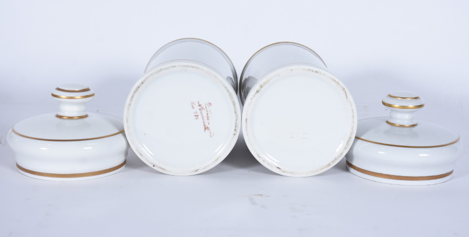 Dois potes de farmácia de porcelana pintada á mão. - foto 3 de 5