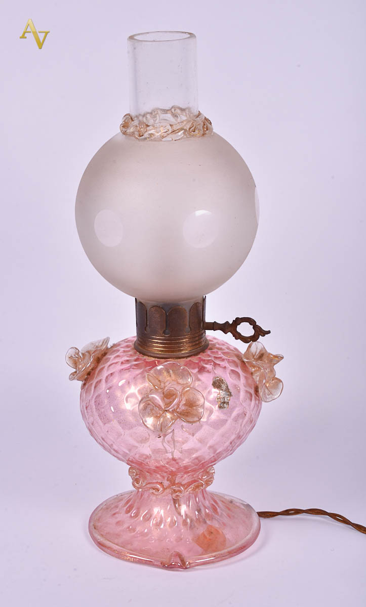Luminária de murano com desenho de flores em relevo( uma das flores...