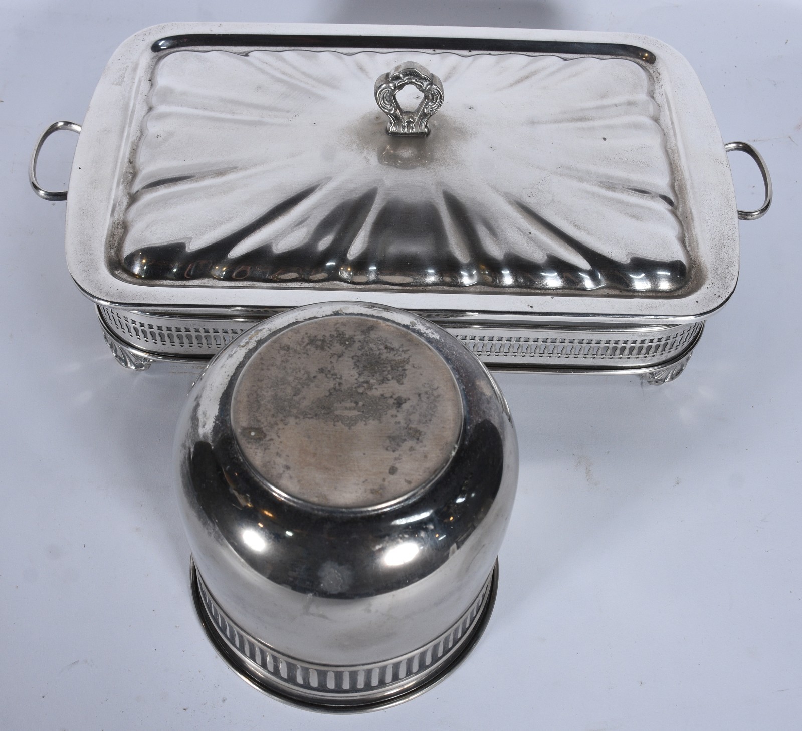 Duas peças, porta pirex e cachepot de metal. Metal com desgastes. - foto 4 de 8