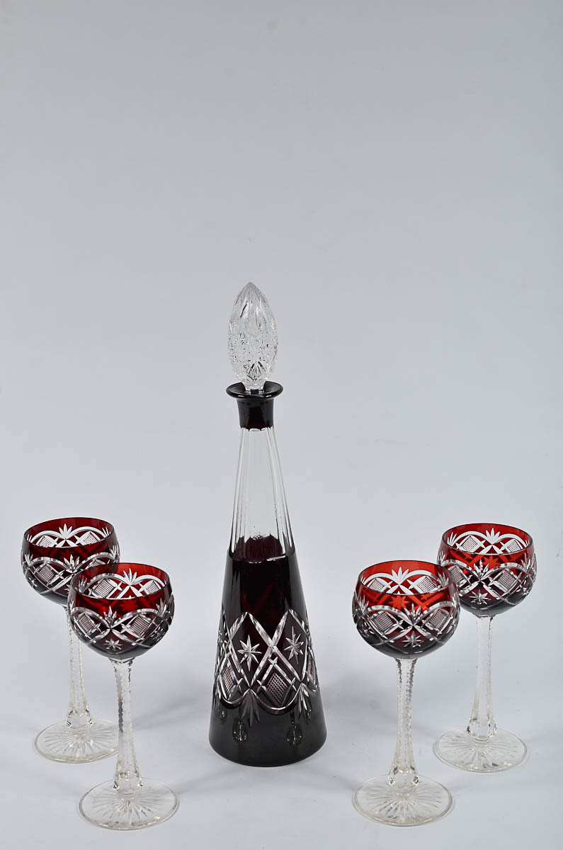 Conjunto de cristal doublé rubi lapidado, sendo garrafa e 4 cálices...