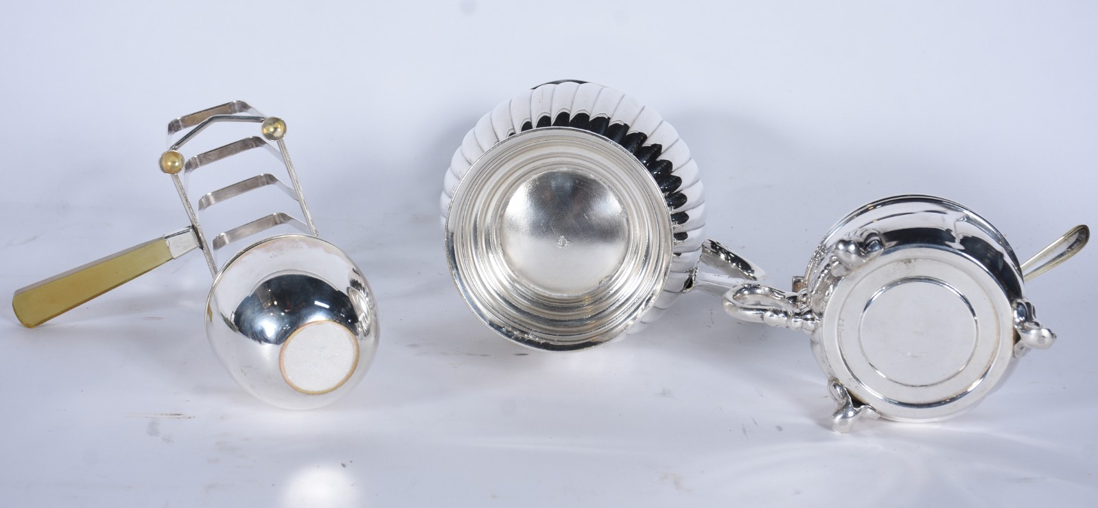 Diversas peças de metal prateado, sendo: jarra, queijeira, porta... - foto 4 de 6