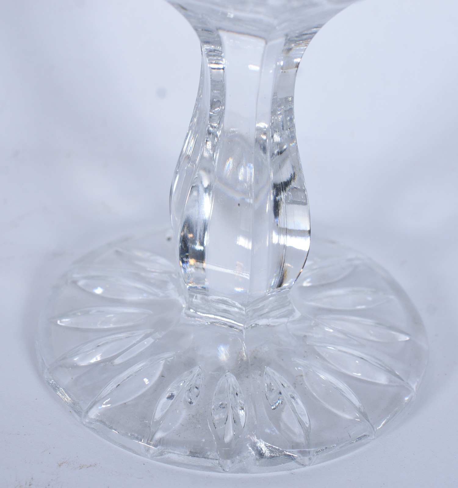 Compoteira de cristal tcheco lapidado, pé alto. - foto 3 de 6