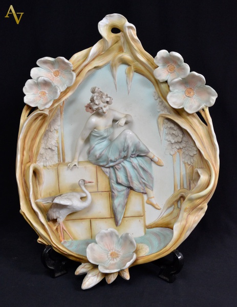 Placa ART NOUVEAU de porcelana européia repres.figura feminina com...