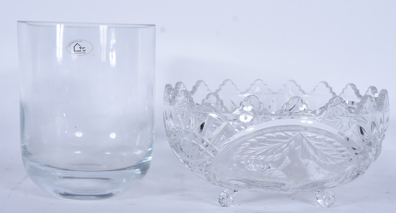 Duas peças de cristal, sendo vaso redondo liso e fruteira com borda... - foto 1 de 5