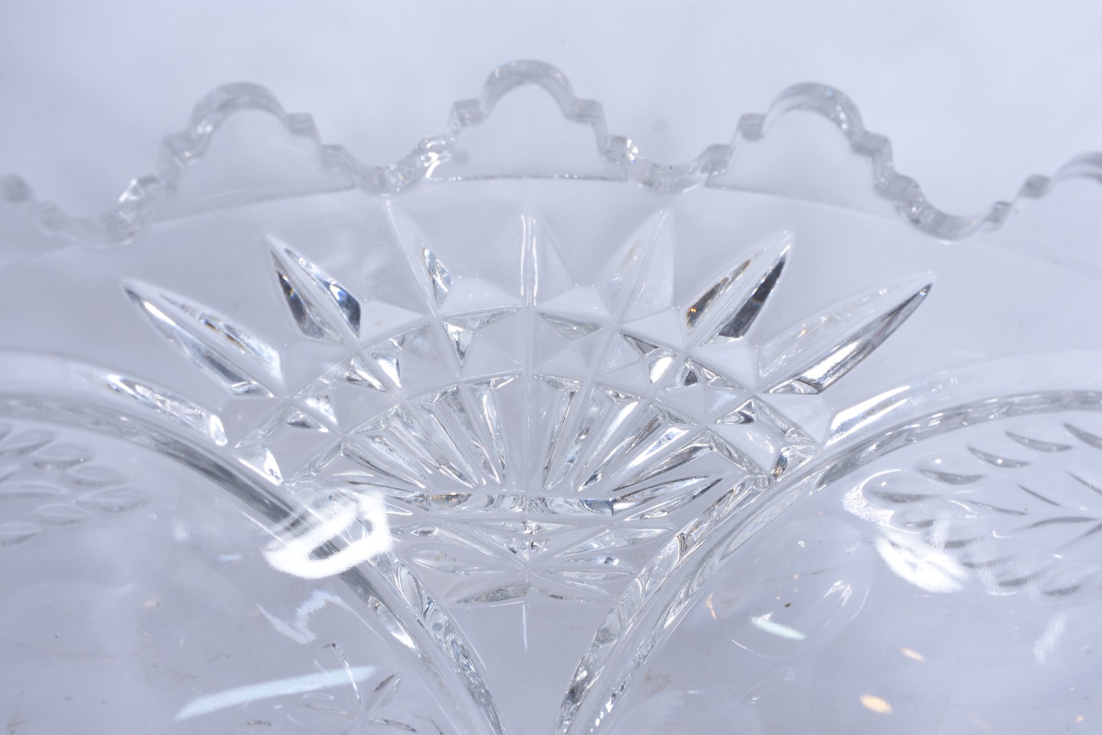 Duas peças de cristal, sendo vaso redondo liso e fruteira com borda... - foto 2 de 5