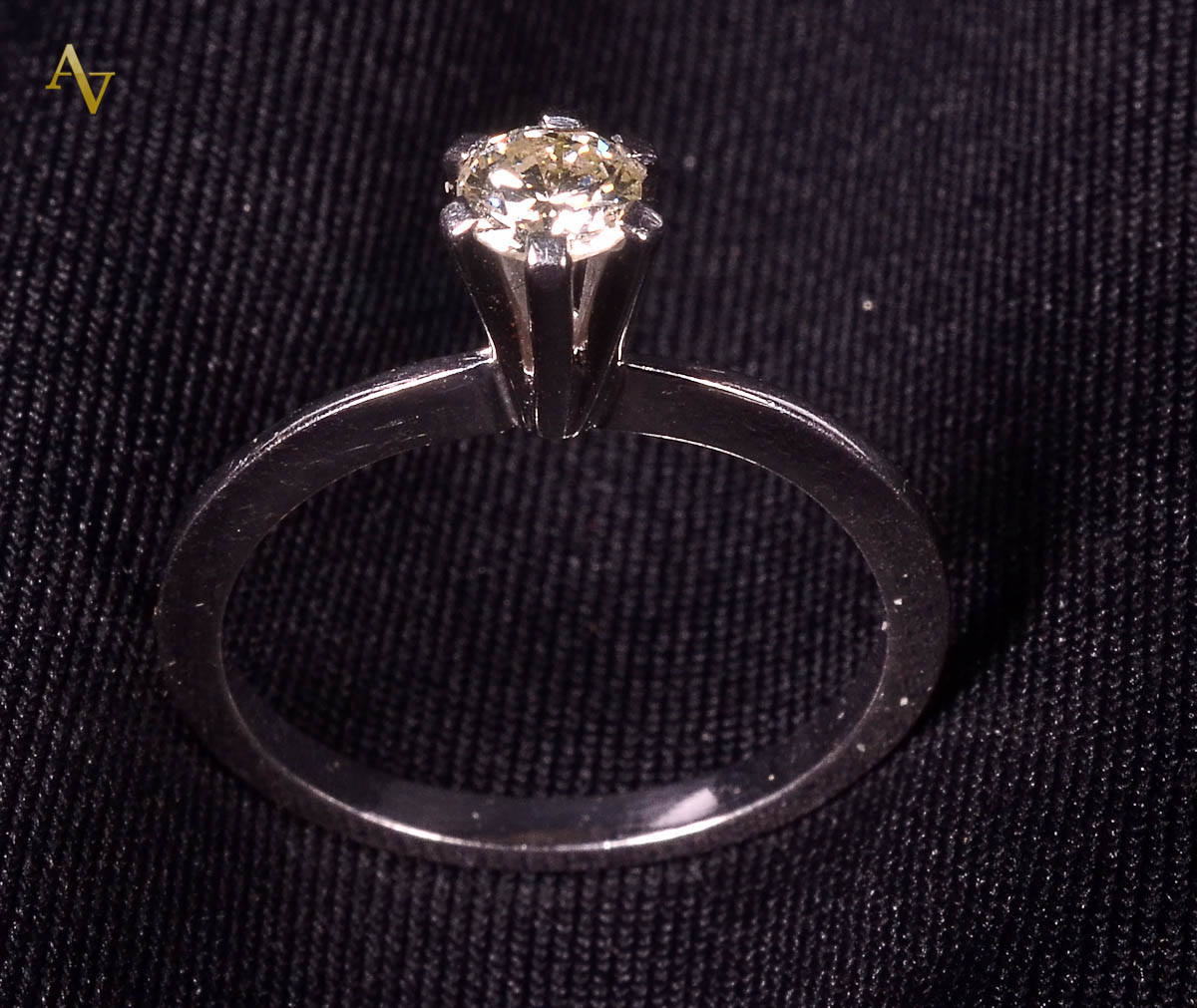 Anel solitário de ouro branco - 0.30 ct de brilhantes - 33 gr.