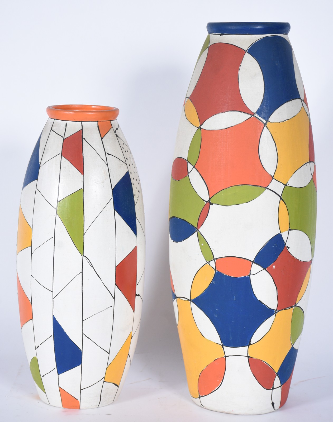 Dois vasos de cerâmica, decoração geométrica em policromia. - foto 1 de 6