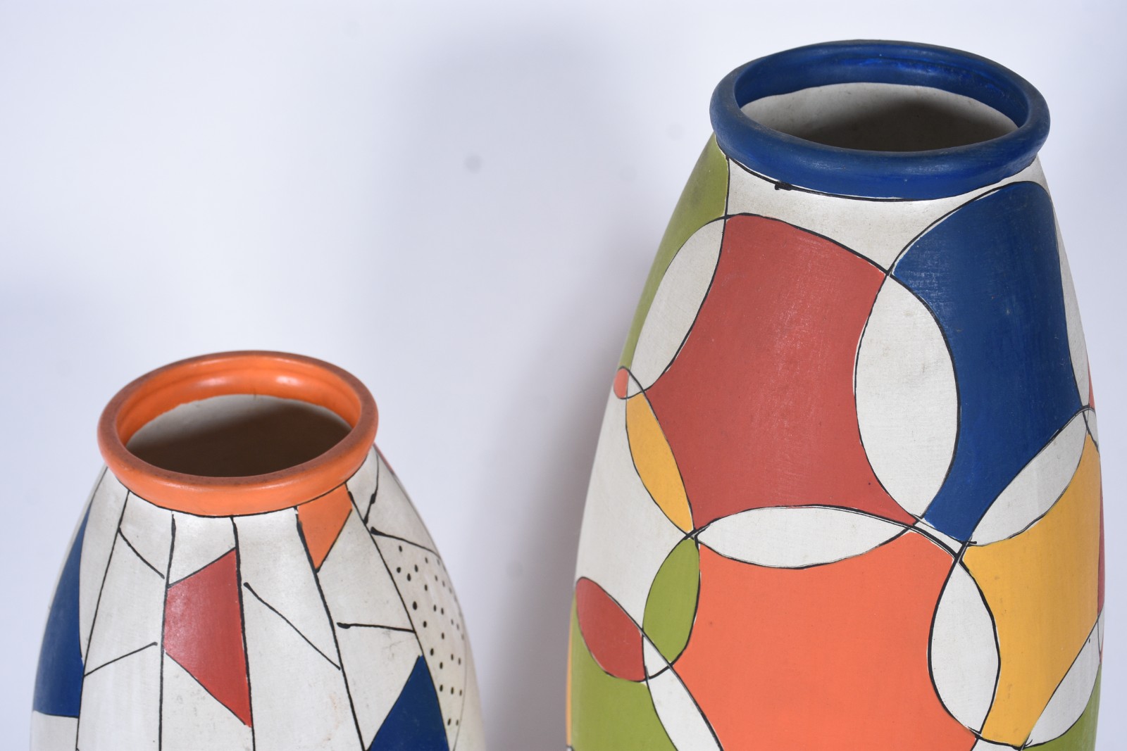 Dois vasos de cerâmica, decoração geométrica em policromia. - foto 2 de 6