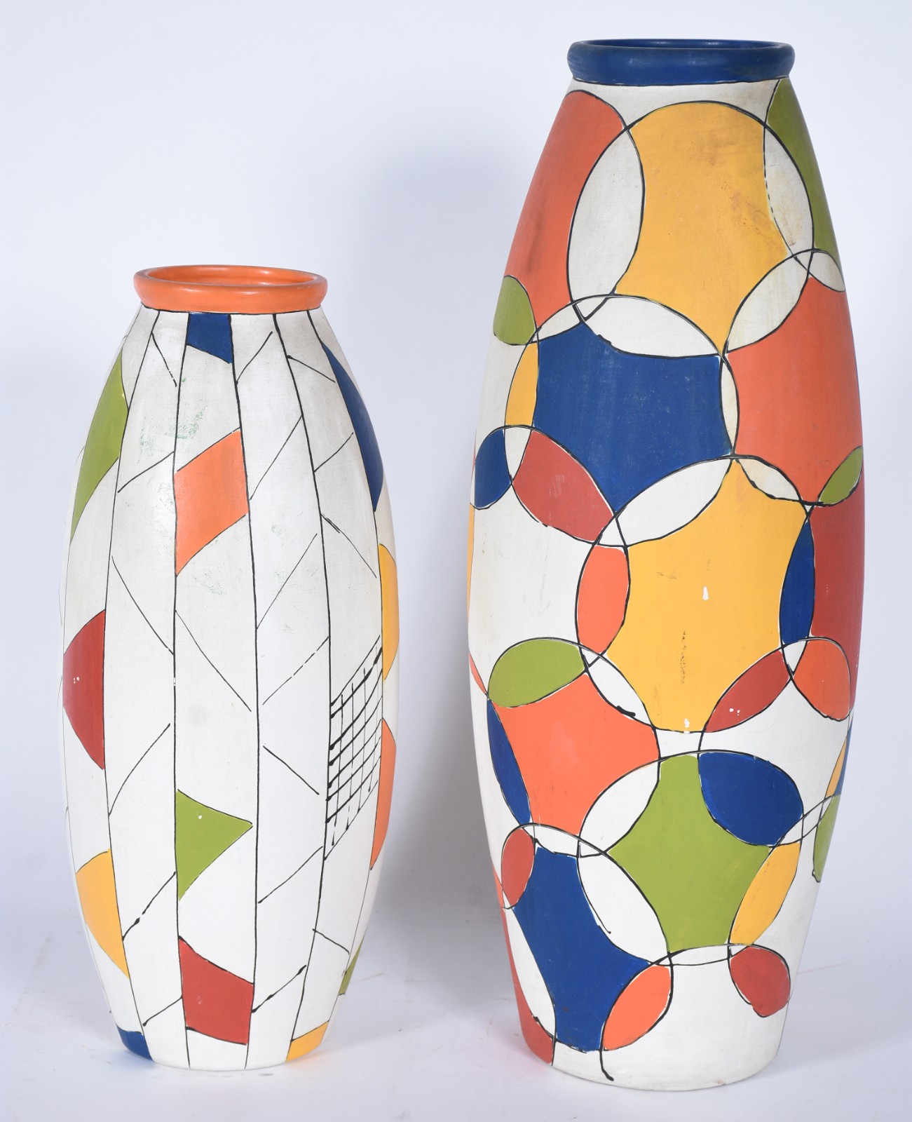 Dois vasos de cerâmica, decoração geométrica em policromia. - foto 3 de 6