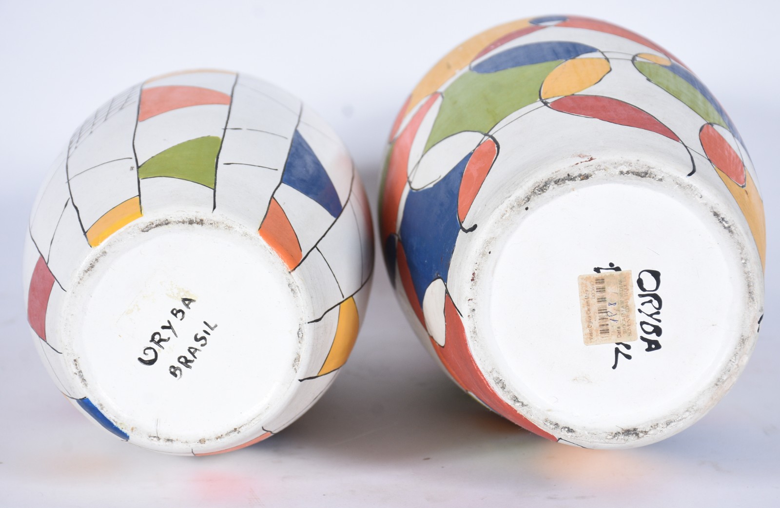 Dois vasos de cerâmica, decoração geométrica em policromia. - foto 4 de 6