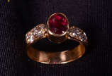 Anel de ouro 18 k com rubi oriental e 8 brilhan... - Anel de ouro 18 k com rubi oriental e 8 brilhantes. Peso. 3,1gr.