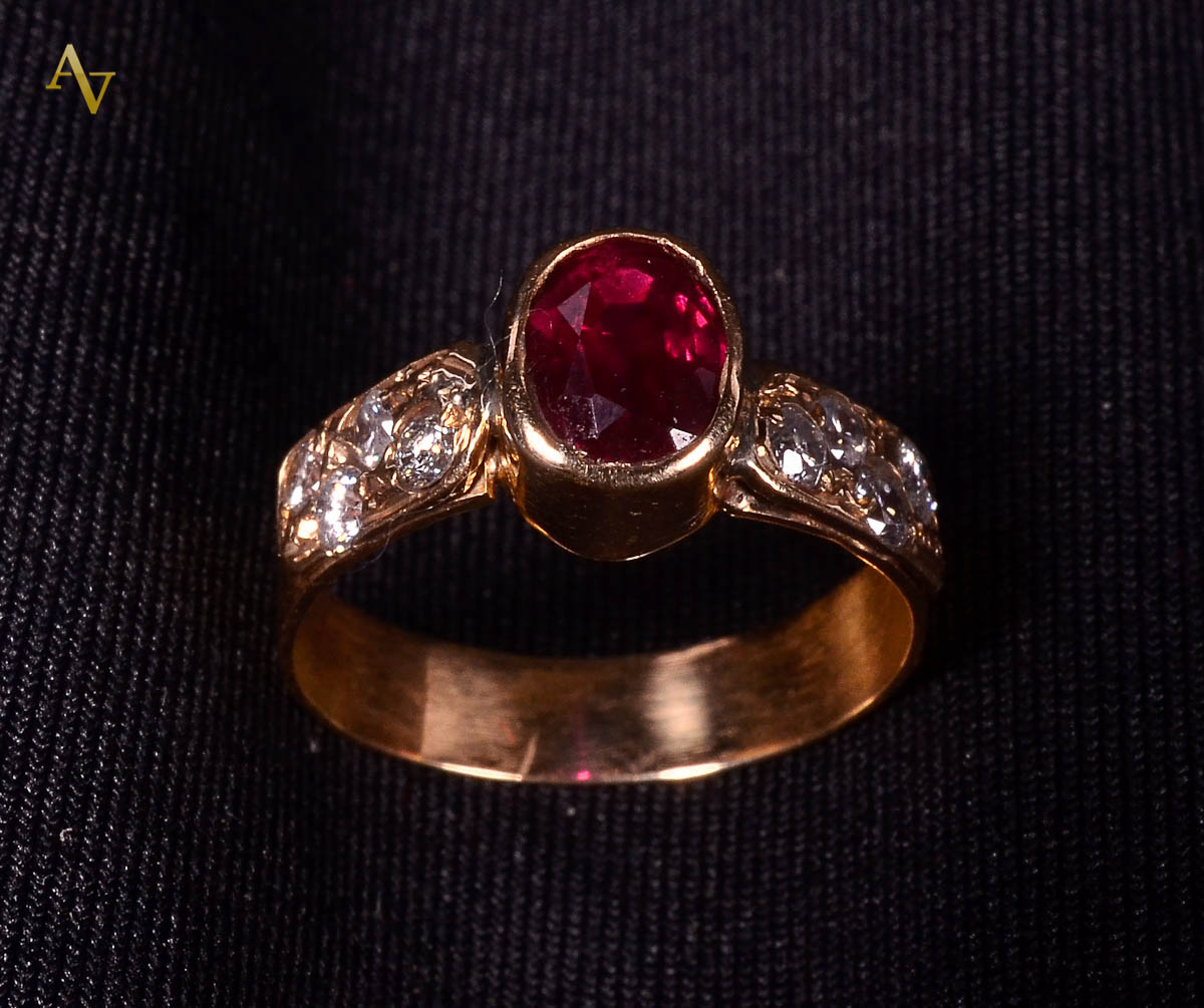 Anel de ouro 18 k com rubi oriental e 8 brilhantes. Peso. 3,1gr.