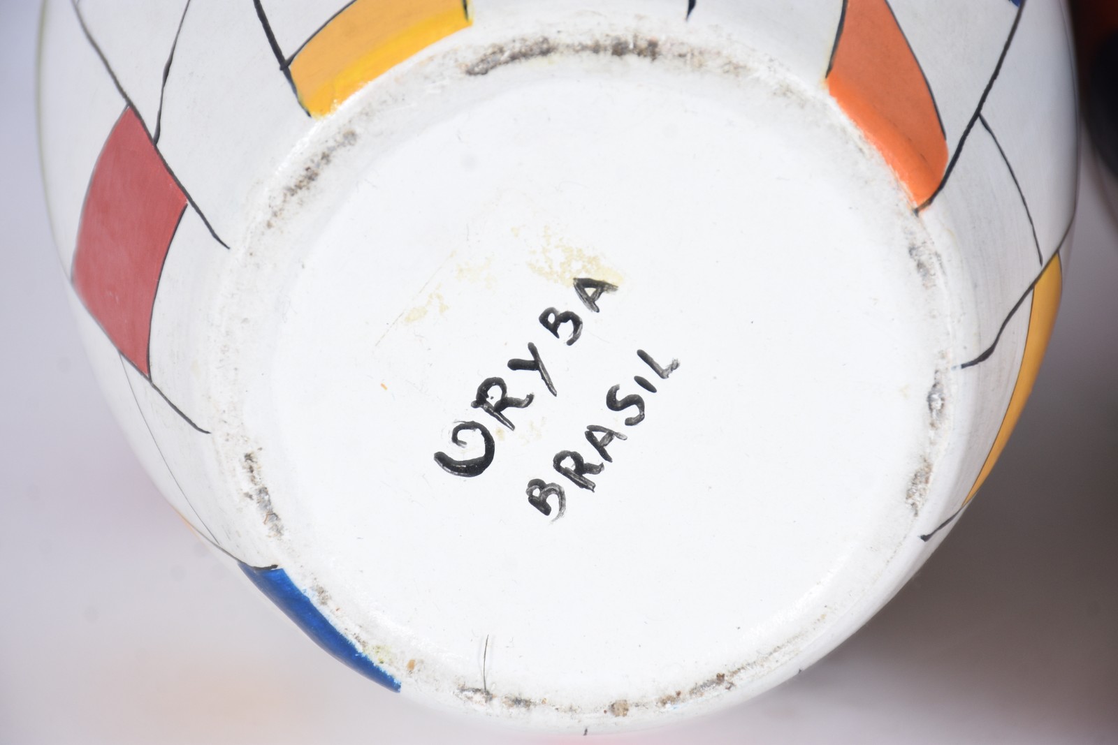 Dois vasos de cerâmica, decoração geométrica em policromia. - foto 5 de 6