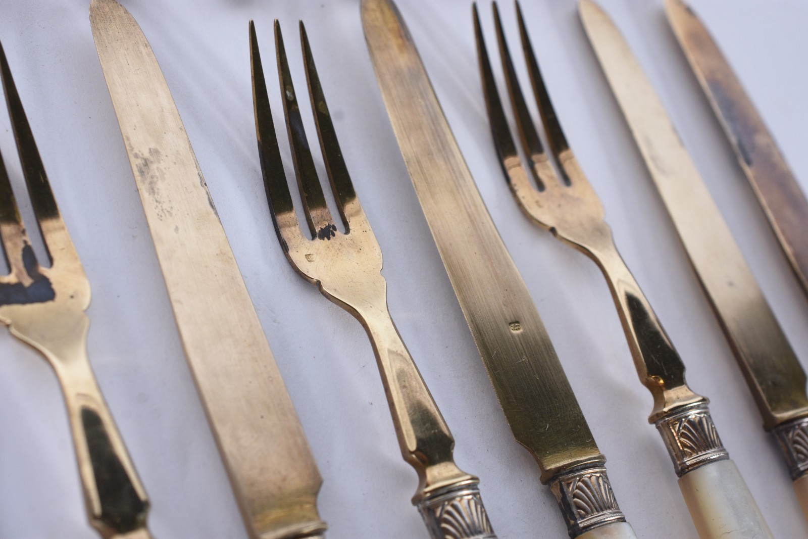 Estojo com 11 garfos e 11 facas de metal com cabo de madre perola... - foto 3 de 7