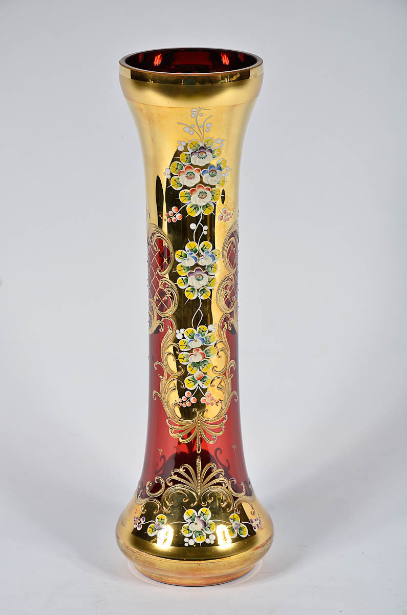 Vaso de cristal Tcheco na cor rubi com dourado. Alt. 42 cm.