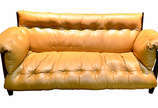 SERGIO RODRIGUES - Sofa mole com estofado de co... - SERGIO RODRIGUES - Sofa mole com estofado de couro.