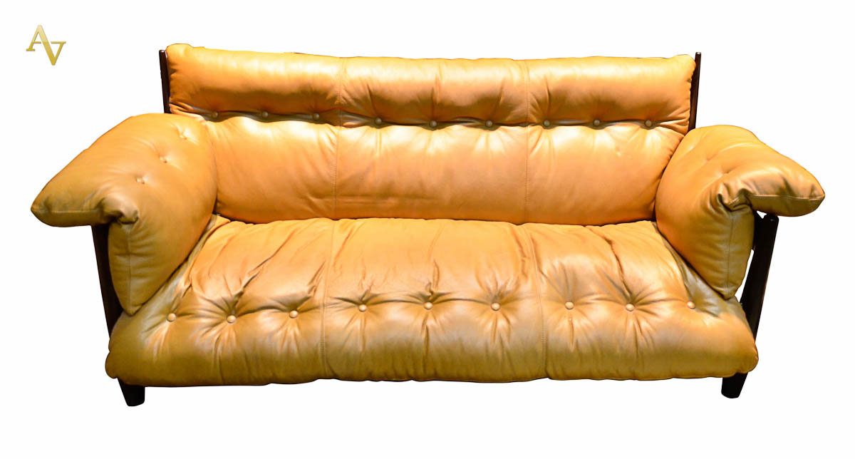 SERGIO RODRIGUES - Sofa mole com estofado de couro.